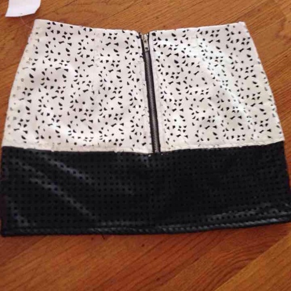 LULU.ISH leather laser cut skirt NWT sz sm - Picture 3 of 4