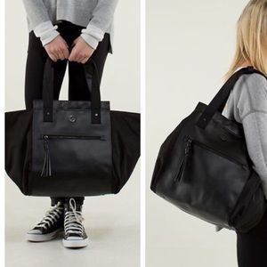Lululemon Carry Me OM tote in black