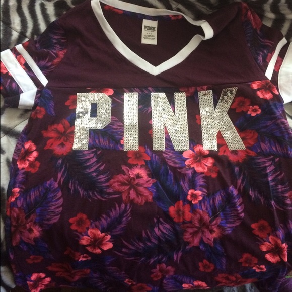 NWOT VS PINK VNECK 💗 LOOKING TO TRADE