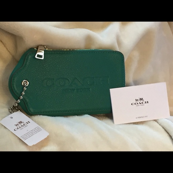 *COACH* HANG TAG MULTIFUNCTION WRISTLET IN JADE