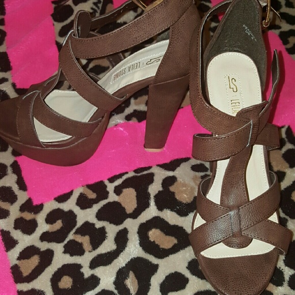 Chunky heel sandals 😚