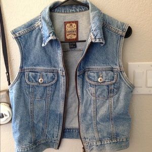 Zip up denim vest!