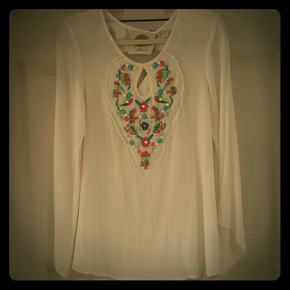 Cute Top with great detail on the front - Picture 1 of 4
