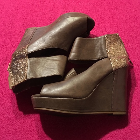 Brown/ sequin wedges