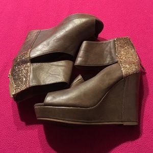 Brown/ sequin wedges