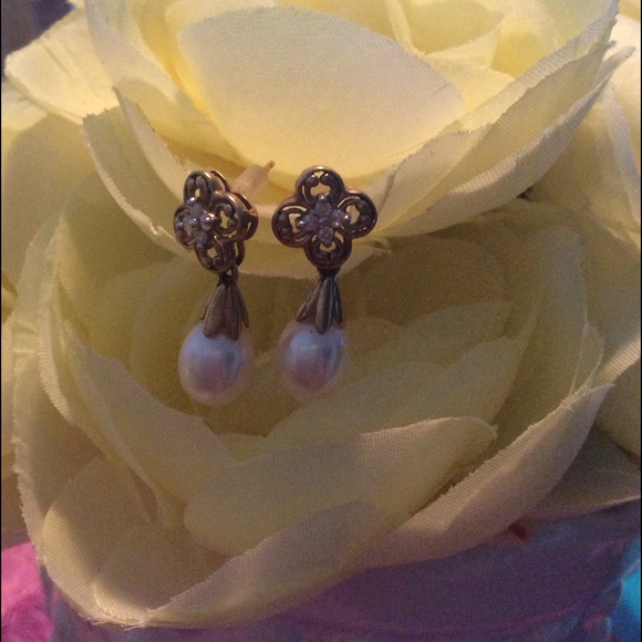 Tear drop cultured freshwater pearls