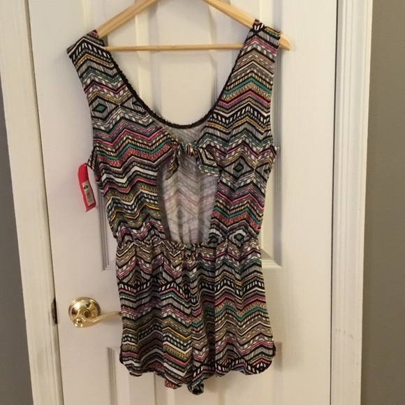 NWT printed romper - Picture 2 of 2