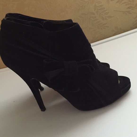 Aldo black peep toe suede booties!