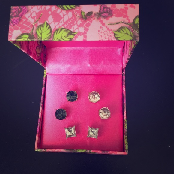 🆕NWOT 3 pair of earring Betsey Johnson 💋💋💋🎀