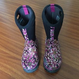 Bogs rain boots CHEAPER on Mer-cari