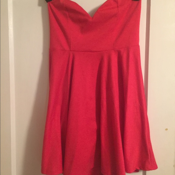 ADORABLE red sweetheart strapless dress ❤️