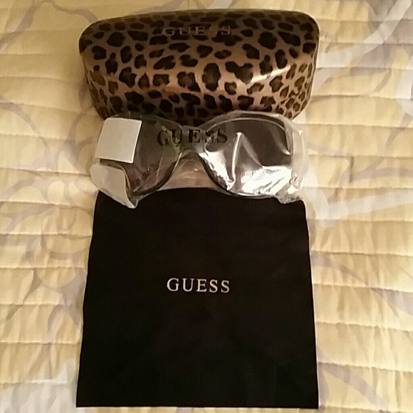 SUPER SALE! ONLY 3 LEFT!  GUESS SUNGLASSES - Picture 3 of 3