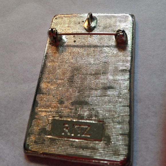 Face Brooch - Picture 2 of 2
