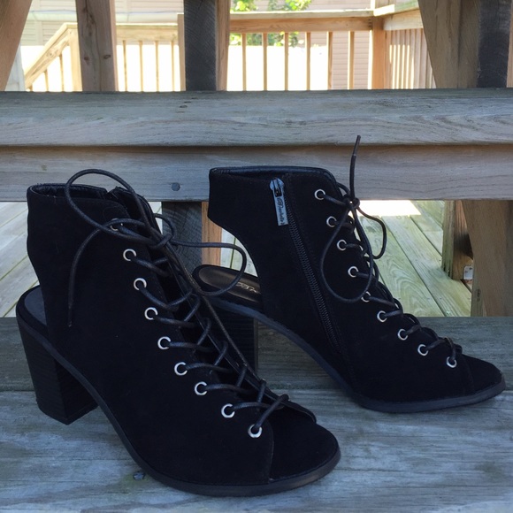 ‼️SOLD OUT‼️•Lace-Up Booties• - Picture 2 of 4