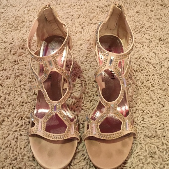 heels - Picture 1 of 3