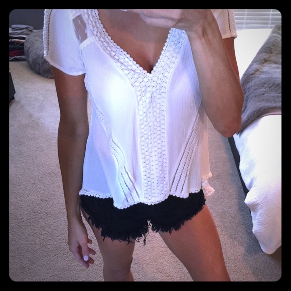 ❌SOLD to my Sister❌LF White Lace Top 🐇 Size S