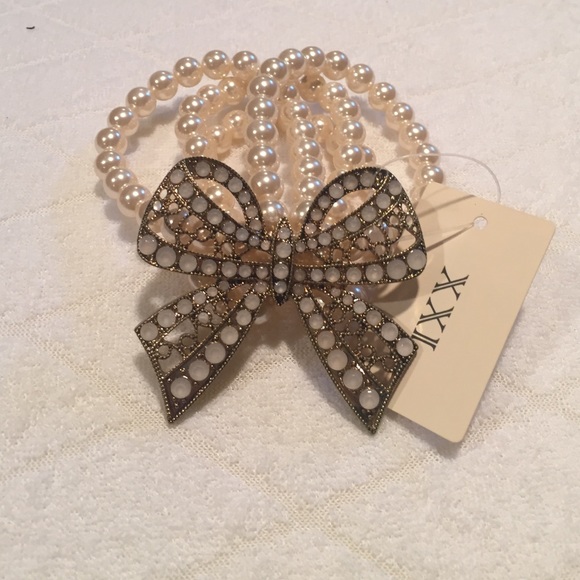 NWT Forever 21 Pearl Bracelet with Bow