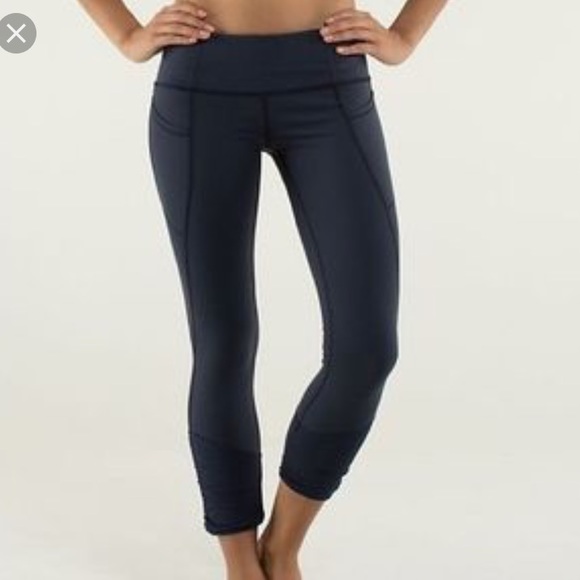 Brand NEW Lululemon cropped workout leggings