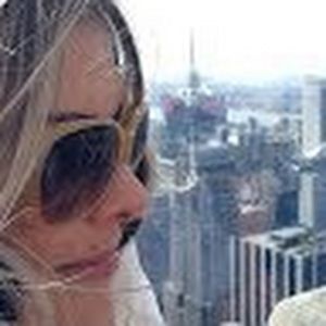 Meet your Posher, Larissa