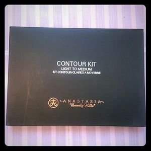BRAND NEW Anastasia light to medium contour kit