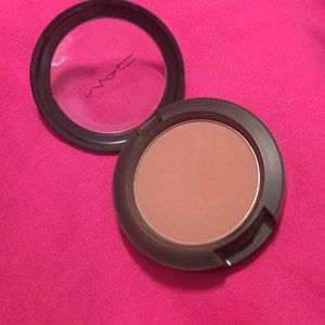MAC's Matte Powder Blush in the shade Harmony