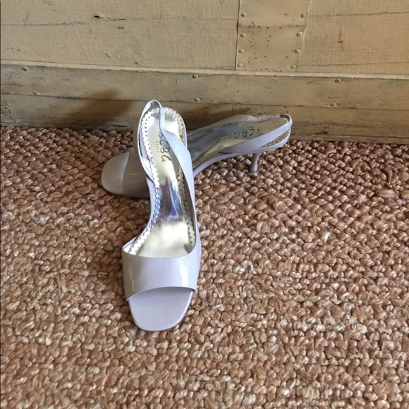 NEW BCBG NUDE PATENT LEATHER PEEP TOE HIGH HEELS 8.5 NEUTRAL - Picture 3 of 8