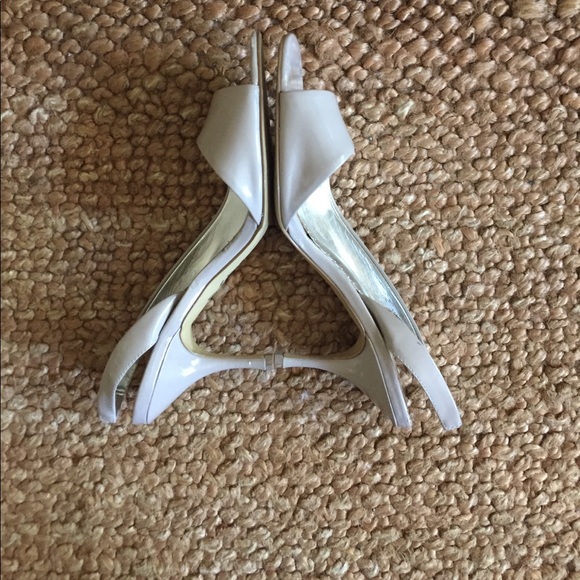 NEW BCBG NUDE PATENT LEATHER PEEP TOE HIGH HEELS 8.5 NEUTRAL - Picture 4 of 8