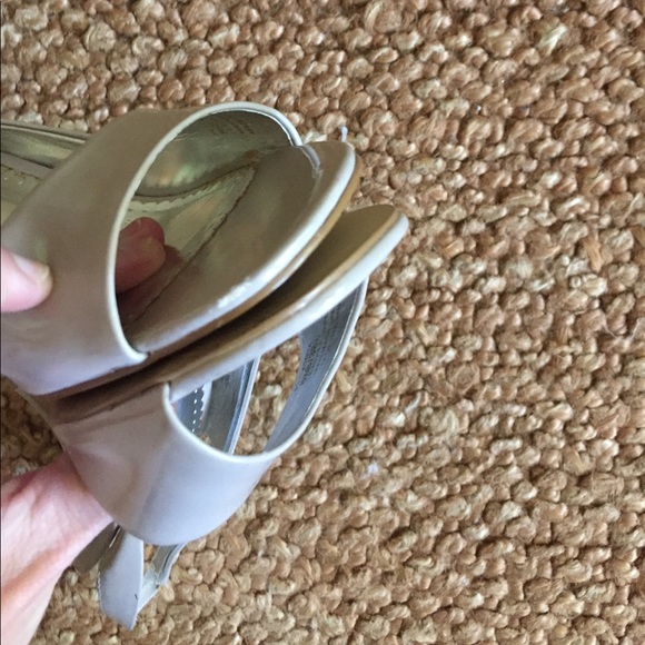 NEW BCBG NUDE PATENT LEATHER PEEP TOE HIGH HEELS 8.5 NEUTRAL - Picture 5 of 8