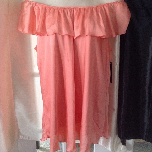 Adorable adjustable shoulder top!
