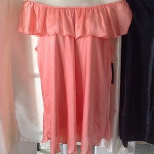 Adorable adjustable shoulder top!