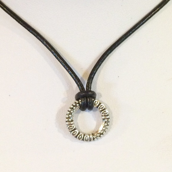 Jewelry - Silver circle choker necklace