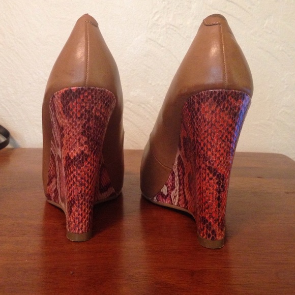 Size 8M Guess wedges - Picture 2 of 3