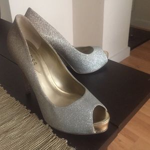 GUESS gold ombré peep-toe pumps