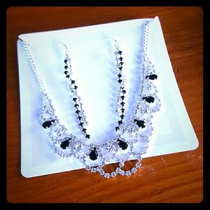Earing and necklace set