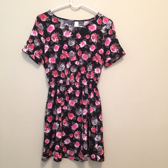 cute black & floral print dress with cutout back