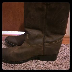 Selling boots that never been warn