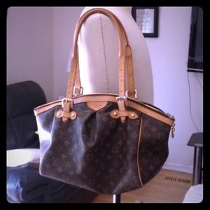 Leather purse in good condition.