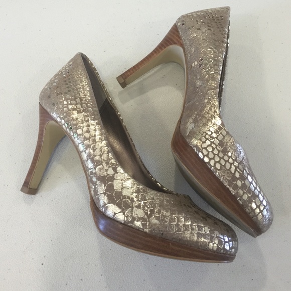 Super Cute Gold Heels - Picture 2 of 4