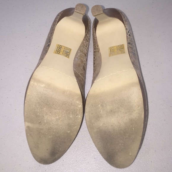 Super Cute Gold Heels - Picture 3 of 4