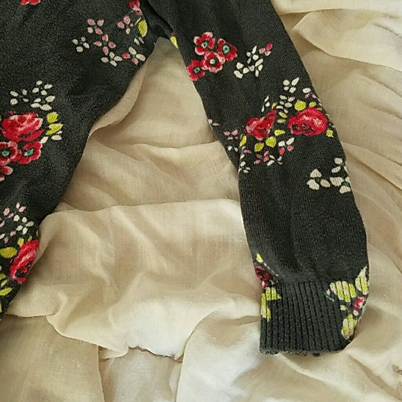 *FLOWER 3/4TH SLEEVE HOLLISTER SWEATER* - Picture 3 of 3
