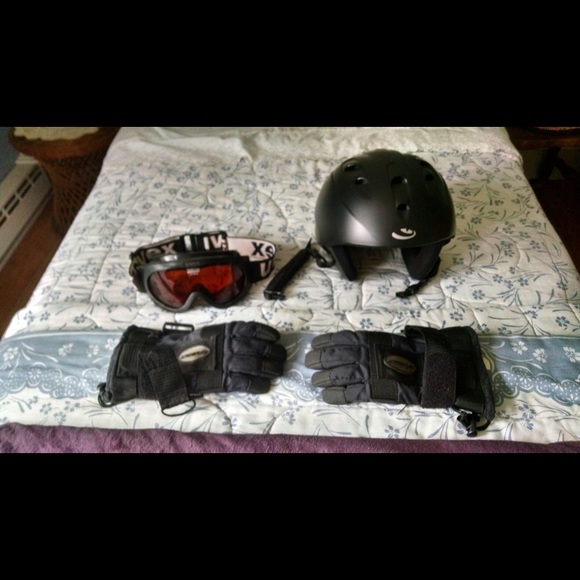 Ski/snowboard helmet, goggle, glove set