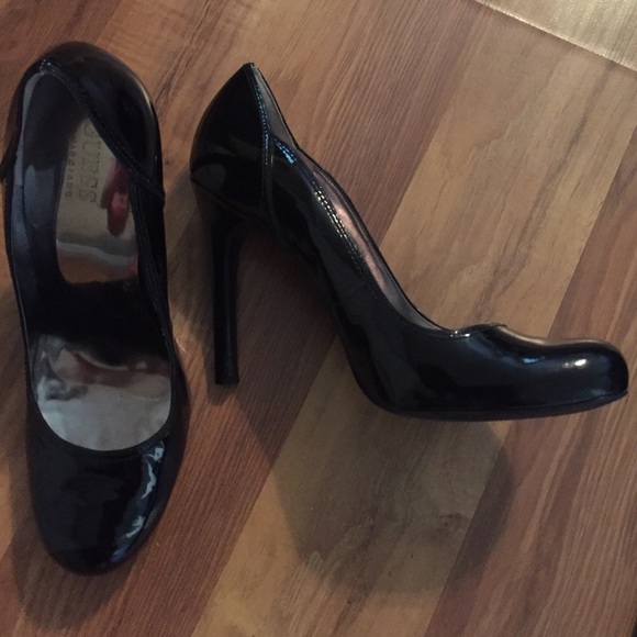 •GUESS• - Picture 3 of 4