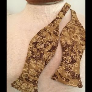 Golden brown print bow tie