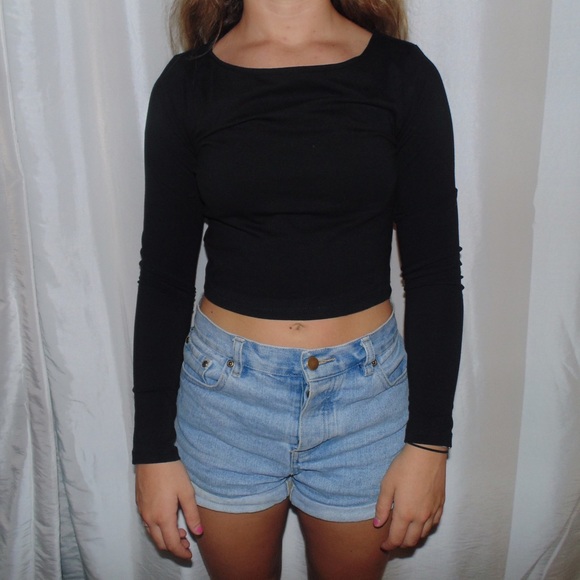 Black, long sleeve crop top