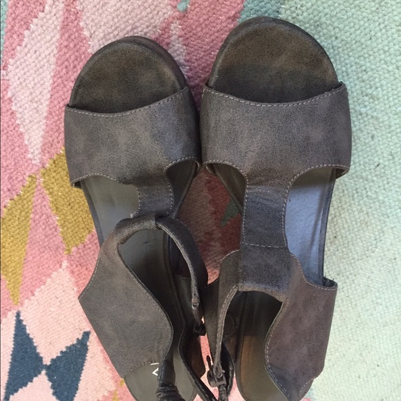 Gray Aldo wedge 9