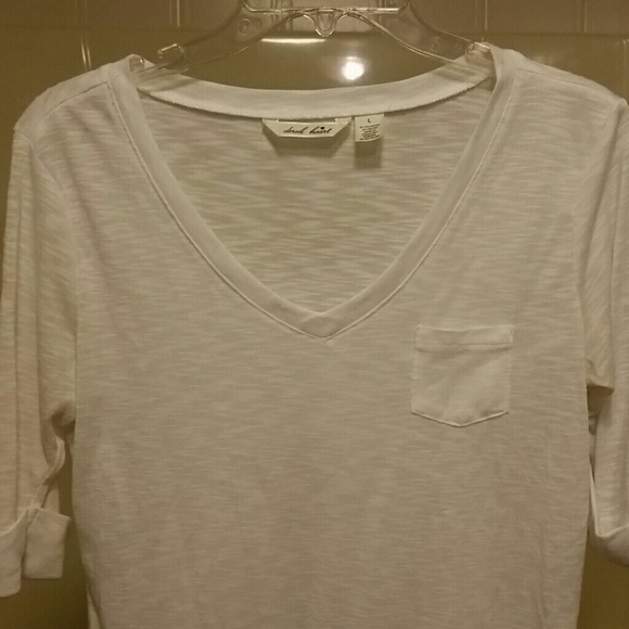 Cute white tee - Picture 1 of 4