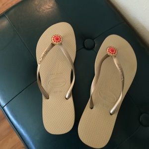 Sz 7/8 Havaianas slim gold flip flops