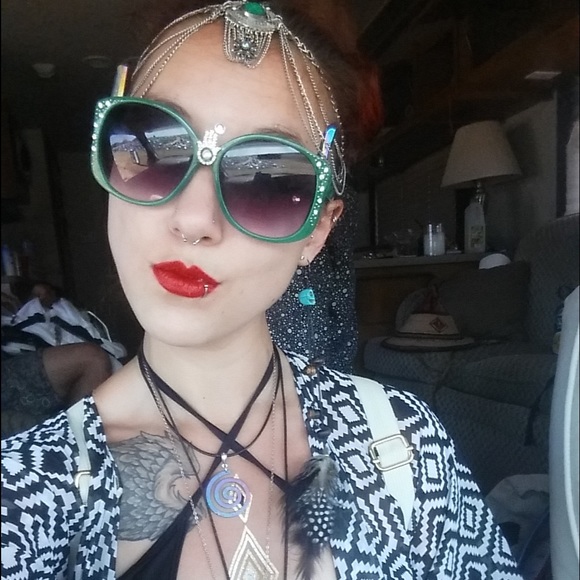 Meet your Posher, Haley - Picture 2 of 3