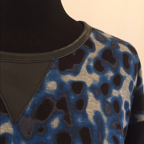 Kensie Abstract Front Long Sleeve Top - Picture 3 of 4