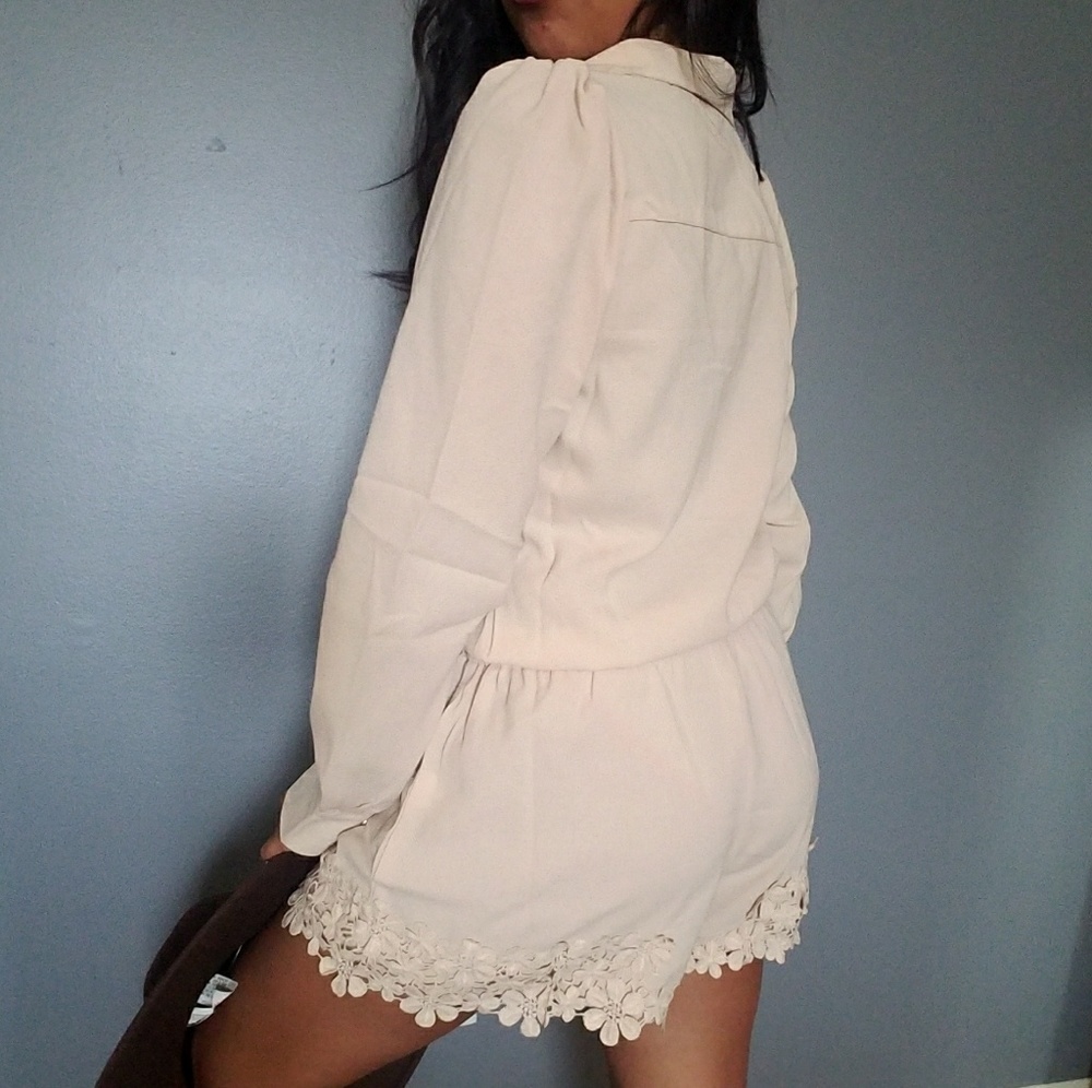 💕20%OFF💕CREAM FLORAL CROCHET LACE ROMPER - Picture 3 of 4